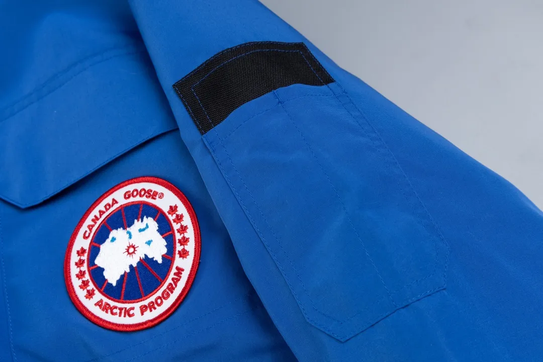 P820 (Top wolf fur version delivery handbag) Canada Goose Canada Goose #Expedition expedition parka classic down jacket ➖ Imported 21-count polyester-cotton blended original fabric [last year’s 16-count/18-count hard fabrics have been completely eliminated, this year all use 21-count genuine synchronous fabrics, the soft mid-band feels delicate and textured], genuine synchronous Feather-Light 10D waterproof coated fabric, made of 84.5% polyester fiber and 15.5% cotton, 100% the best feel in the entire network! ➖ The genuine official website uses the national standard 80 white duck down, and will never be misled by false claims such as 90 down or goose down! ➖ Using the best nylon lining with double double-layer sealing design, velvet-proof No. 7 needle + grid-filled down ready-made garments, there is 100% no so-called velvet running! ➖ The cuffs are designed with thickened seamless threads, and the collar and pockets are lined with top-quality polar fleece to keep you warm and comfortable! ➖ Yoshida YKK provides original custom-made electroplated sliders. YKK two-way lockable zippers are tight and smooth and will not peel off paint! ➖ 3M composite guarantees that the Velcro is the same as the original, durable, and all accessories and hardware are custom-made! ➖ Imported BEHRINGER embroidery machine to customize the 10,000-needle embroidery logo, 98% of which can be reproduced to restore the original logo. You can check and compare on the official website! ➖ The fur collars are all made of large pieces of Western Canadian blue wolf hide, ensuring that each fur collar is 13-15cm wide!